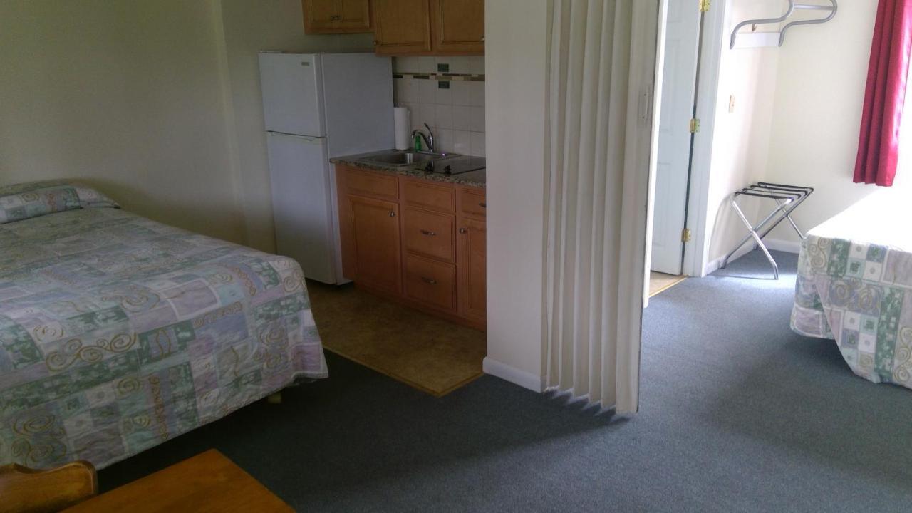Village Green Motel Yarmouth Port 外观 照片
